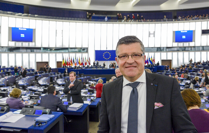 Fotografie 1: Franck PROUST in plenary session Week 7 2017 in Strasbourg