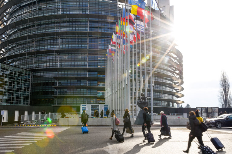 Fotografi 12: Arrival of civil servants by bus from Brussels to Strasbourg