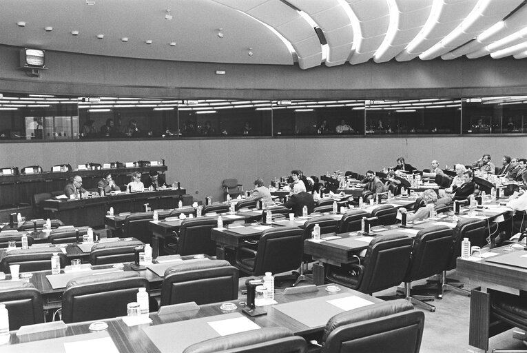 Irish MEP Gene FITZGERALD with guests in Strasbourg in November 1985