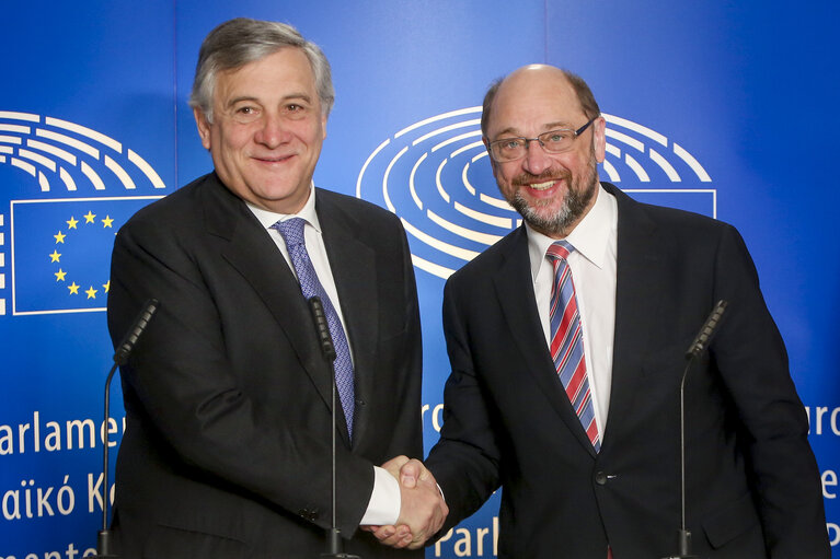 Fotografie 1: Hand Over and Press point of Martin SCHULZ and Antonio TAJANI - EP President