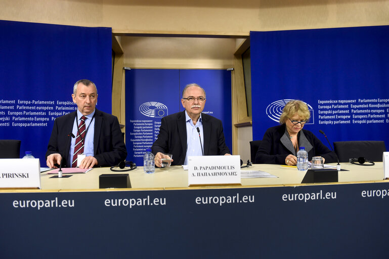 Photo 12: Press conference on ' The Missing Scenario: there are alternatives for Europeans '