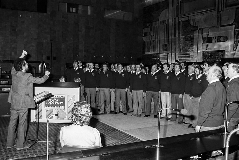 Zdjęcie 2: Performance by a male choir at the EP in Luxembourg in April 1985