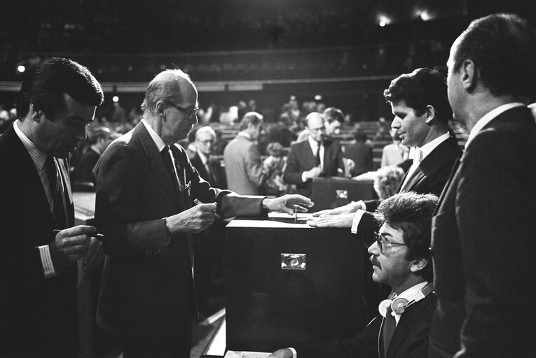 Fotografija 50: MEPs voting during the election of the new EP President in a plenary session in Strasbourg on the 20th of January 1987