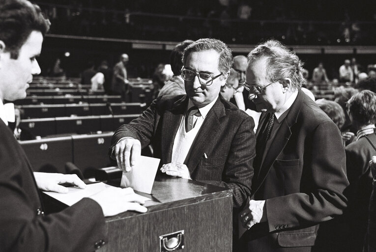 Photo 2: MEPs voting during the election of the new EP President in a plenary session in Strasbourg on the 20th of January 1987