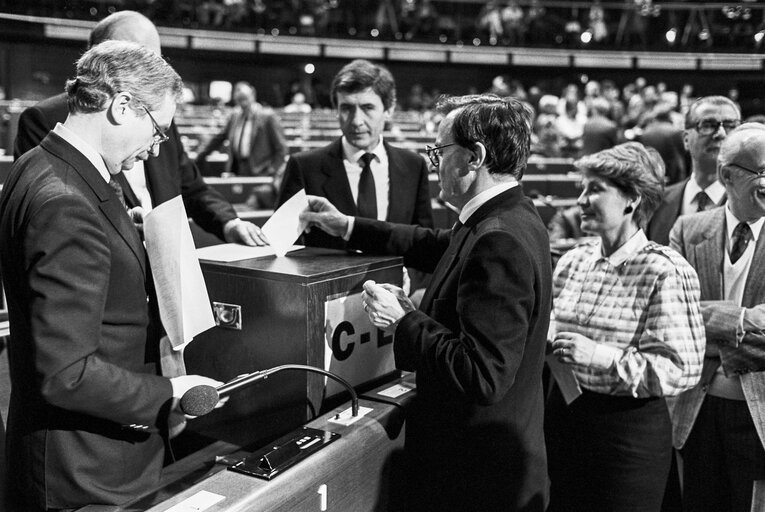 Fotagrafa 27: MEPs voting during the election of the new EP President in a plenary session in Strasbourg on the 20th of January 1987