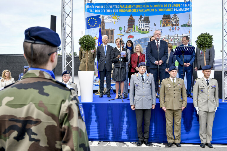 Foto 19: Open Day of the European institutions 2017 - Strasbourg -   Raise of the European Union flag by the Eurocorps