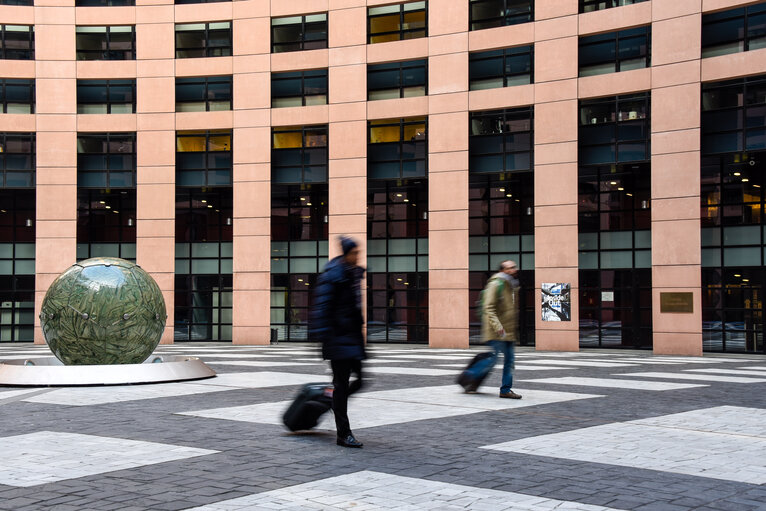 Fotografi 3: Arrival of civil servants by bus from Brussels to Strasbourg