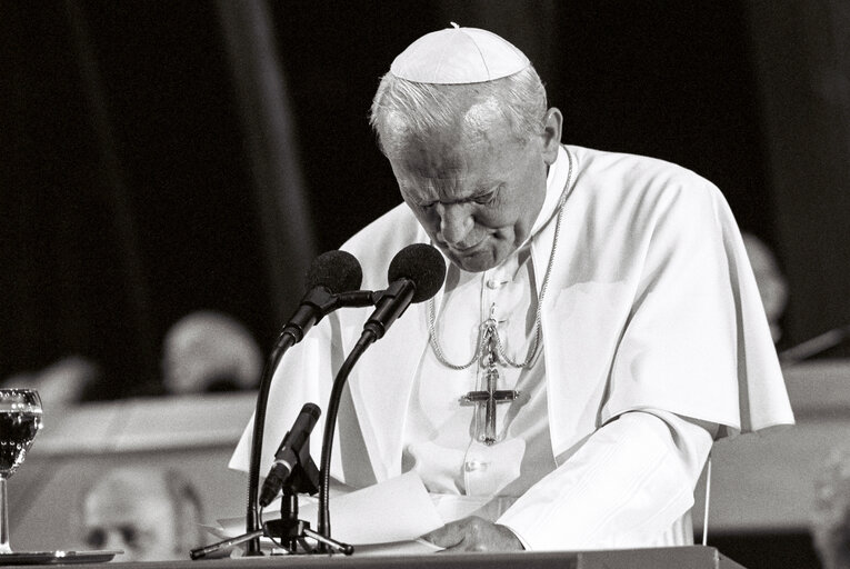 Снимка 12: Visit of Pope John Paul II to the EP in Strasbourg, October 11, 1988.