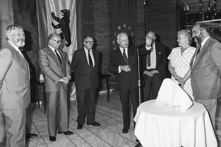 Foto 3: EP President opens an exhibition of ceramics from Berlin at the EP in Strasbourg in July 1986