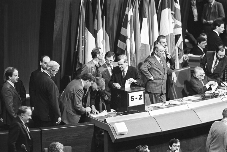 Fotagrafa 35: MEPs voting during the election of the new EP President in a plenary session in Strasbourg on the 20th of January 1987