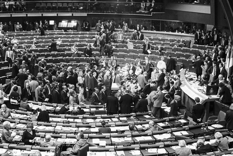 Fotografija 18: MEPs voting during the election of the new EP President in a plenary session in Strasbourg on the 20th of January 1987