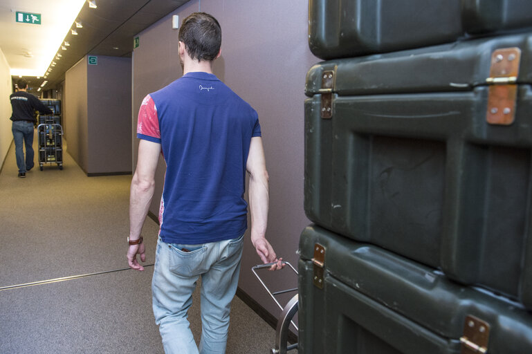 Movers transporting canteens from Brussels to Strasbourg