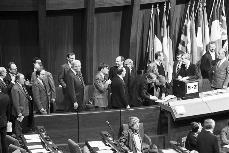 Fotografija 20: MEPs voting during the election of the new EP President in a plenary session in Strasbourg on the 20th of January 1987