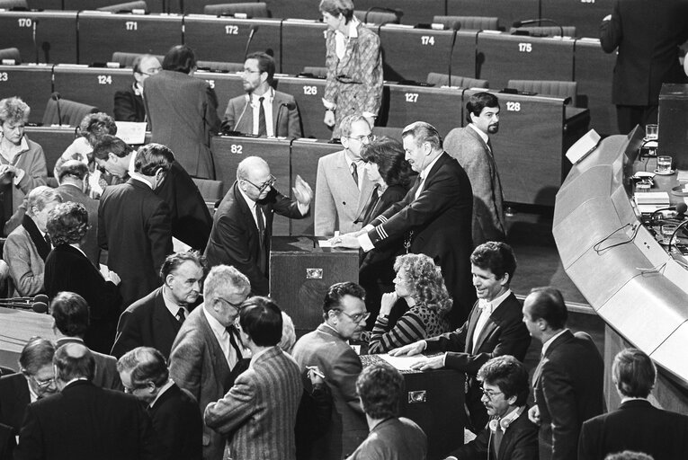 Fotografija 21: MEPs voting during the election of the new EP President in a plenary session in Strasbourg on the 20th of January 1987