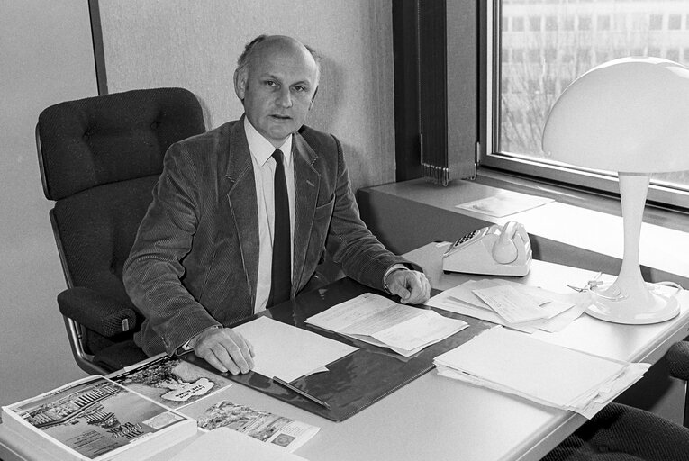 Michael McGOWAN in his office at the EP in Strasbourg - April 1985