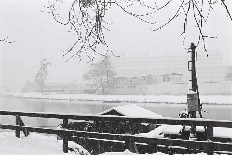 Fotogrāfija 1: Strasbourg EP building under the snow