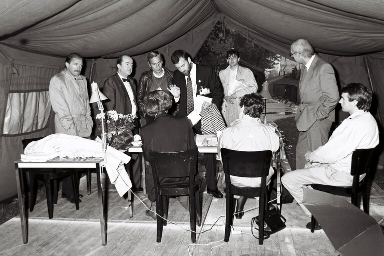 Suriet 4: Press accreditation booth at the EP in Strasbourg for the visit of Pope John Paul II, on October 11, 1988