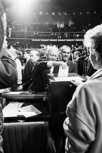 Fotagrafa 22: MEPs voting during the election of the new EP President in a plenary session in Strasbourg on the 20th of January 1987