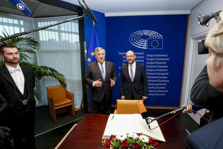 Suriet 9: Hand Over and Press point of Martin SCHULZ and Antonio TAJANI - EP President