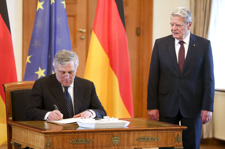 Foto 5: Official visit of the President of the European Parliament to Germany - Antonio TAJANI, president of the European parliament (L), signs the guest book at Schloss Bellevue as he meets with German President Joachim GAUCK on February 24, 2017, in Berlin, Germany.