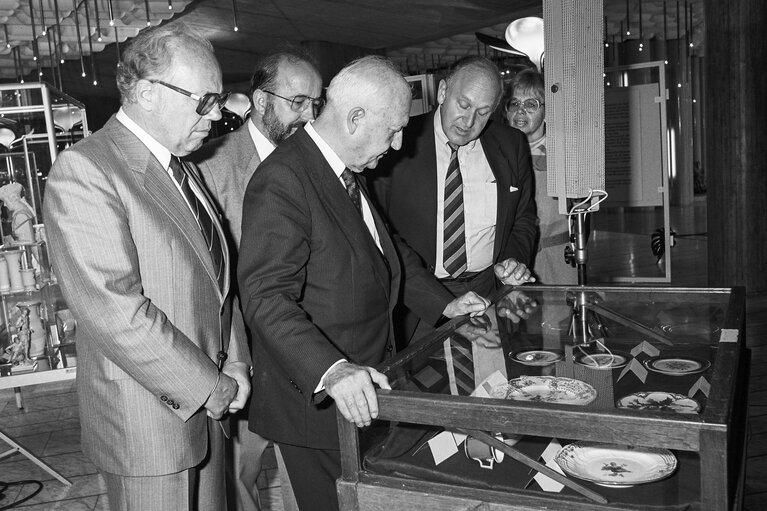 Foto 4: EP President opens an exhibition of ceramics from Berlin at the EP in Strasbourg in July 1986