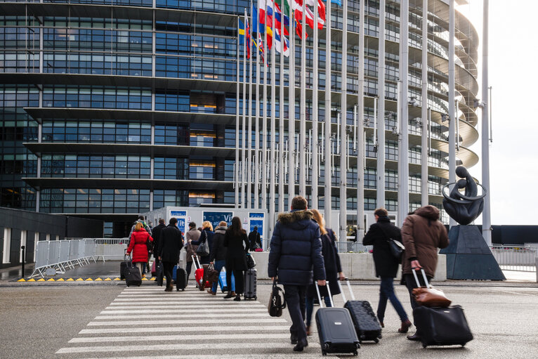 Fotografi 13: Arrival of civil servants by bus from Brussels to Strasbourg