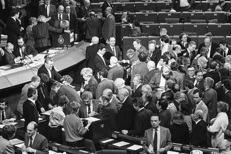 Fotagrafa 23: MEPs voting during the election of the new EP President in a plenary session in Strasbourg on the 20th of January 1987