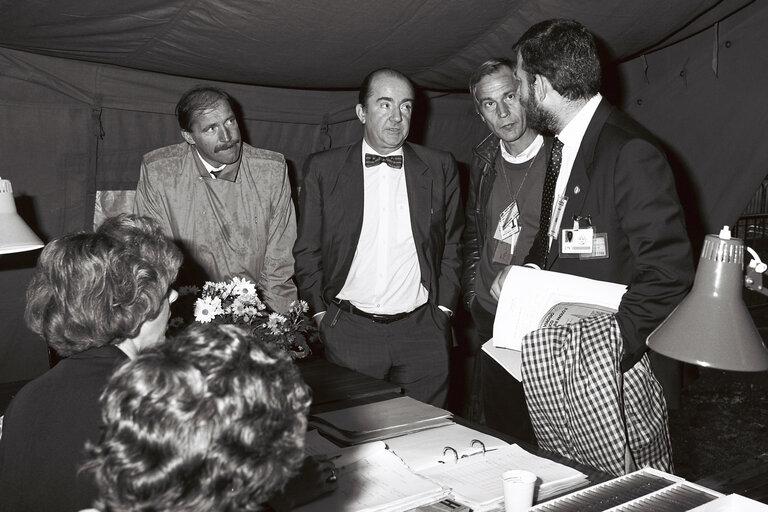 Fotografi 3: Press accreditation booth at the EP in Strasbourg for the visit of Pope John Paul II, on October 11, 1988