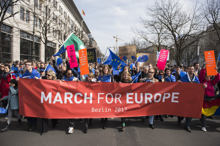 Photo 18 : 60th Anniversary of the Treaty of Rome celebrations - ' March for Europe in Berlin '