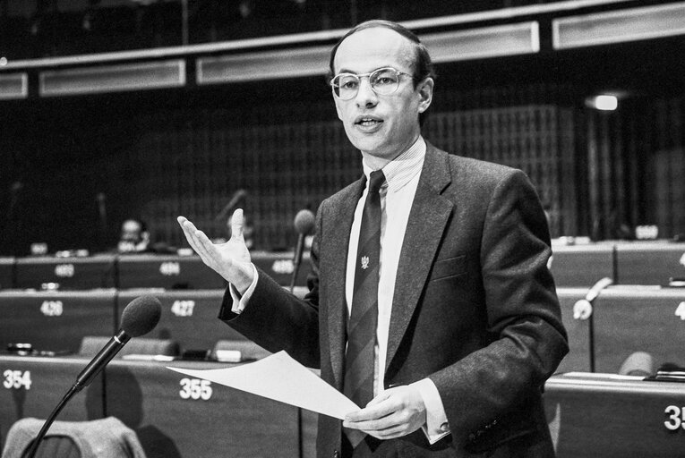 MEP Gijs DE VRIES in a session in Strasbourg in February 1987