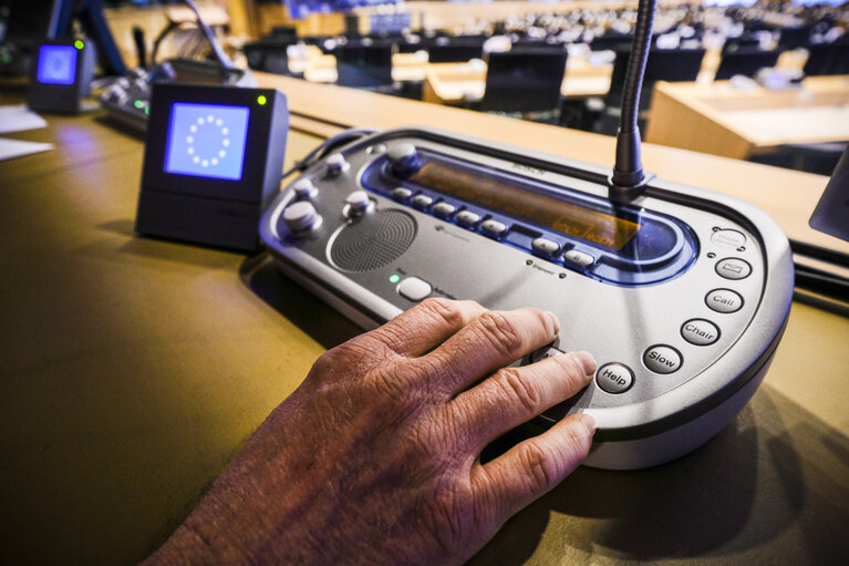 Fotografia 7: Stockshot of interpreter in the European Parliament