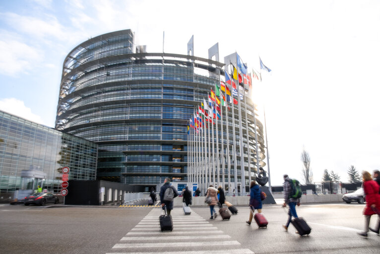 Fotografi 15: Arrival of civil servants by bus from Brussels to Strasbourg