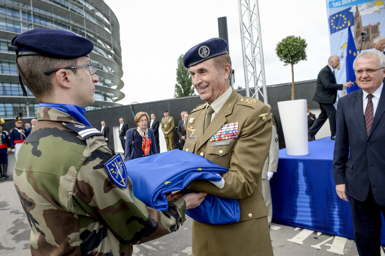 Foto 29: Open Day of the European institutions 2017 - Strasbourg -   Raise of the European Union flag by the Eurocorps