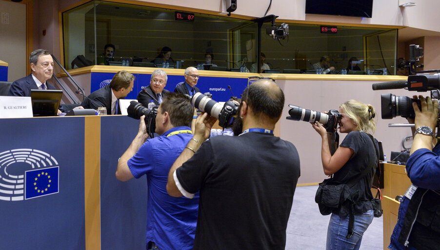 Fotografija 9: Committee on Economic and Monetary Affairs (ECON).Monetary Dialogue with Mario DRAGHI, President of the ECB