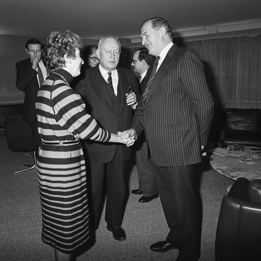 Nuotrauka 5: Lord HENRI PLUMB meets with guests in his office