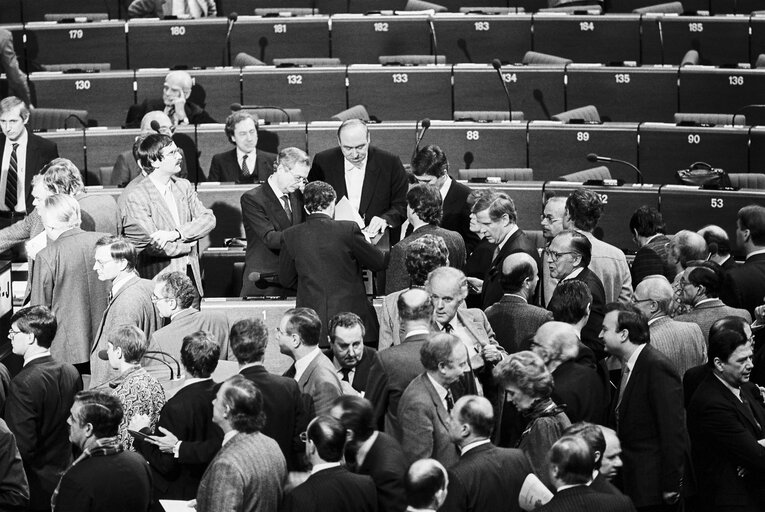 Fotografija 24: MEPs voting during the election of the new EP President in a plenary session in Strasbourg on the 20th of January 1987