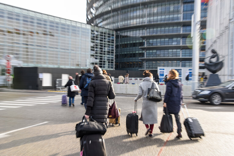 Fotografi 10: Arrival of civil servants by bus from Brussels to Strasbourg