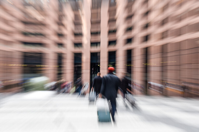 Fotografi 8: Arrival of civil servants by bus from Brussels to Strasbourg