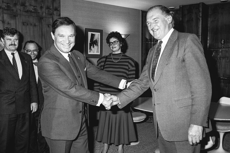 Fotó 3: EP President meets with Mr FERNANDEZ at the EP in Strasbourg in January 1988