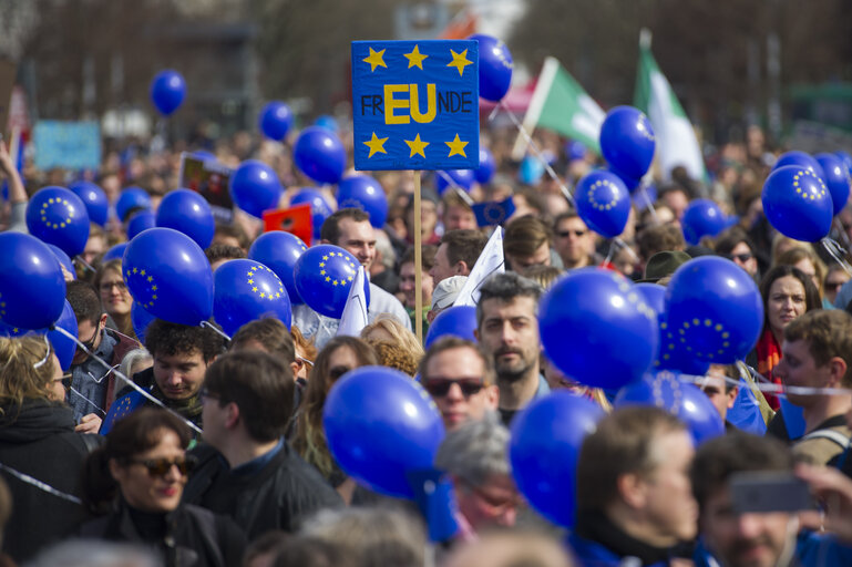 Photo 13 : 60th Anniversary of the Treaty of Rome celebrations - ' March for Europe in Berlin '