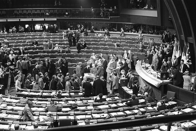 Fotografija 25: MEPs voting during the election of the new EP President in a plenary session in Strasbourg on the 20th of January 1987