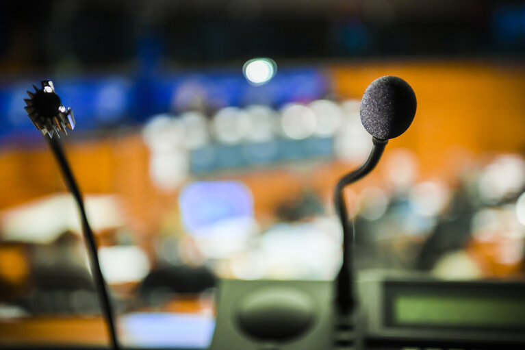 Снимка 4: Stockshot of interpreter in the European Parliament