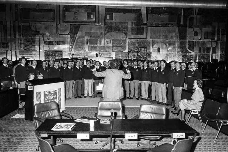 Zdjęcie 3: Performance by a male choir at the EP in Luxembourg in April 1985