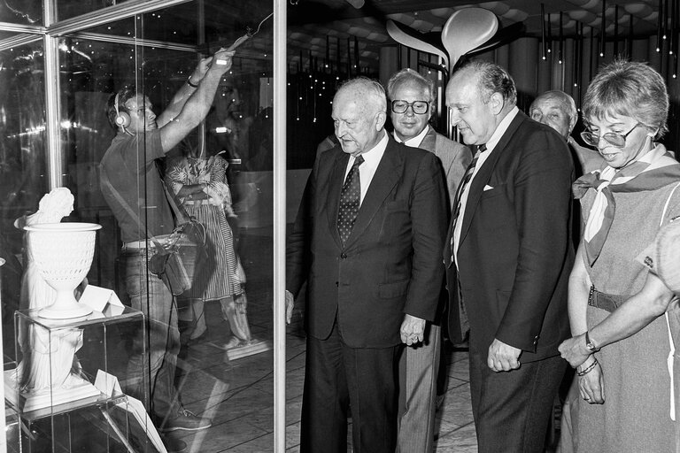 Foto 6: EP President opens an exhibition of ceramics from Berlin at the EP in Strasbourg in July 1986