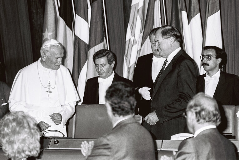 Снимка 11: Visit of Pope John Paul II to the EP in Strasbourg, October 11, 1988.