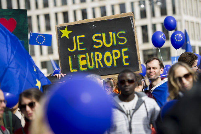 Photo 2 : 60th Anniversary of the Treaty of Rome celebrations - ' March for Europe in Berlin '