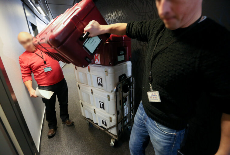 Movers transporting canteens from Strasbourg to Brussels