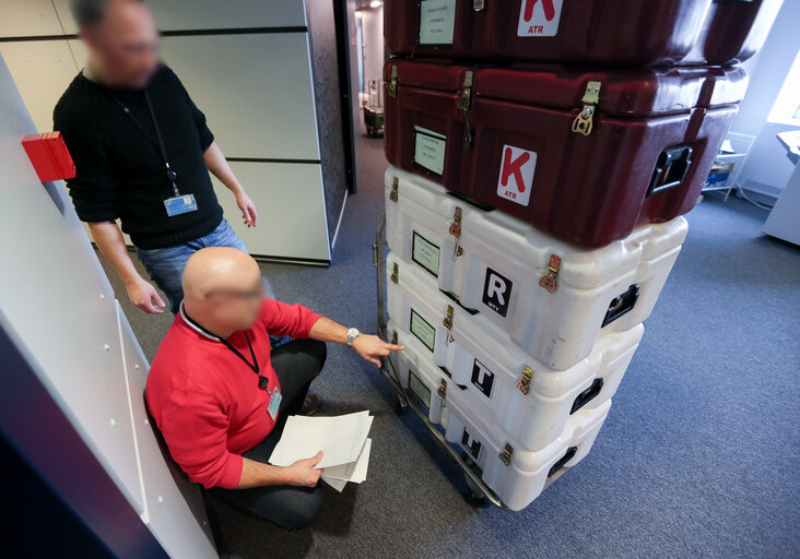 Movers transporting canteens from Strasbourg to Brussels