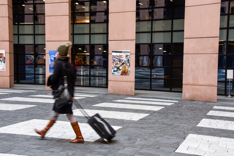 Fotografi 1: Arrival of civil servants by bus from Brussels to Strasbourg