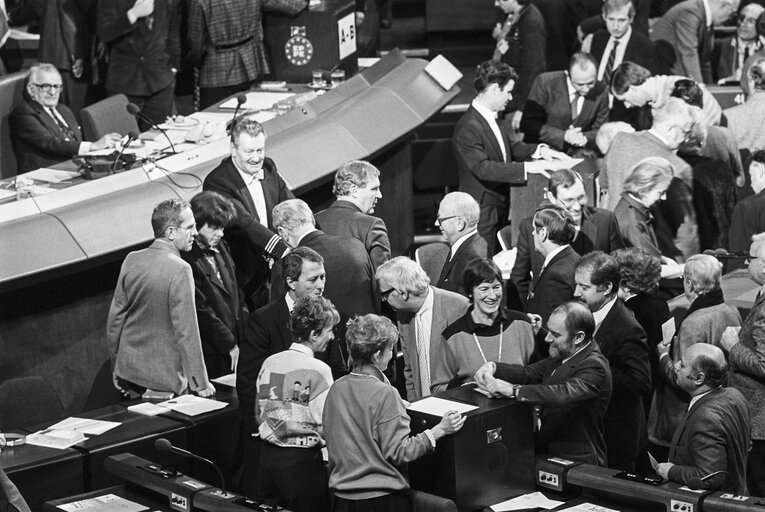 Fotografija 28: MEPs voting during the election of the new EP President in a plenary session in Strasbourg on the 20th of January 1987